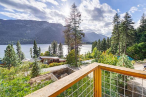 Lake Wenatchee Getaway with Water and Mountain Views!
